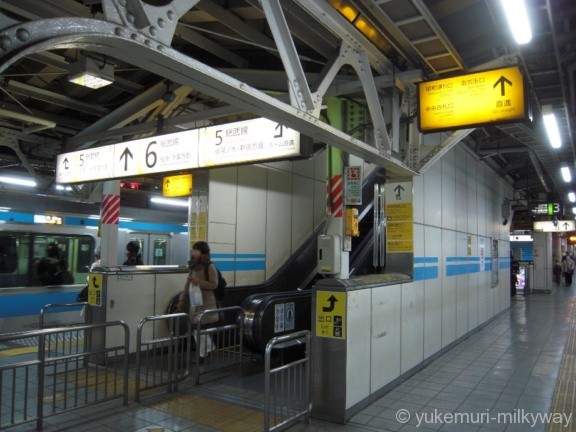 秋葉原駅JR3・4番ホームから5番ホームへの階段
