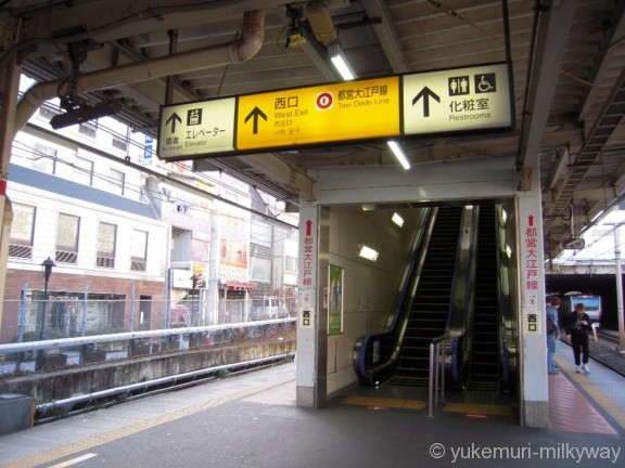 東中野駅西口エスカレーター
