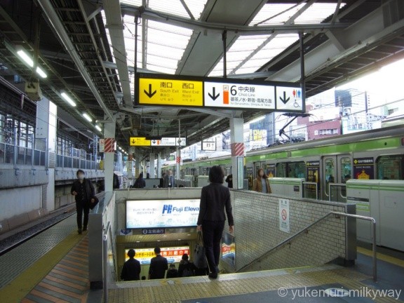 神田駅JR南行1・2番ホーム南口階段
