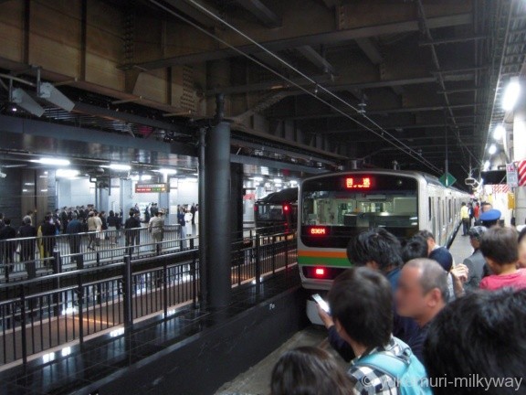 JR東日本E001形 TRAIN SUITE 四季島 発車待ち遠望 E001-1 ＠上野