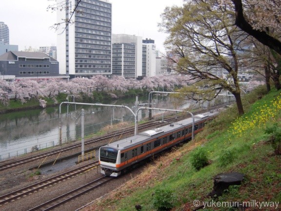 桜と電車・飯田橋駅付近・東側 JR東日本中央線快速E233系